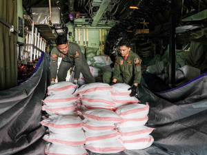 TNI Kerahkan Dua Hercules, Kirim 20 Ton NaCl untuk Penanganan Karhutla