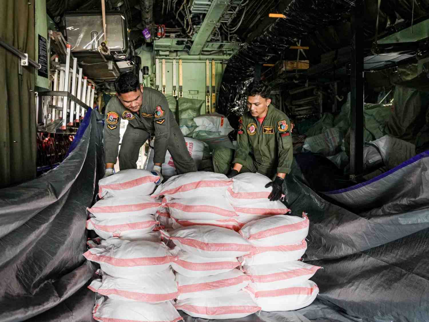 TNI Kerahkan Dua Hercules, Kirim 20 Ton NaCl untuk Penanganan Karhutla