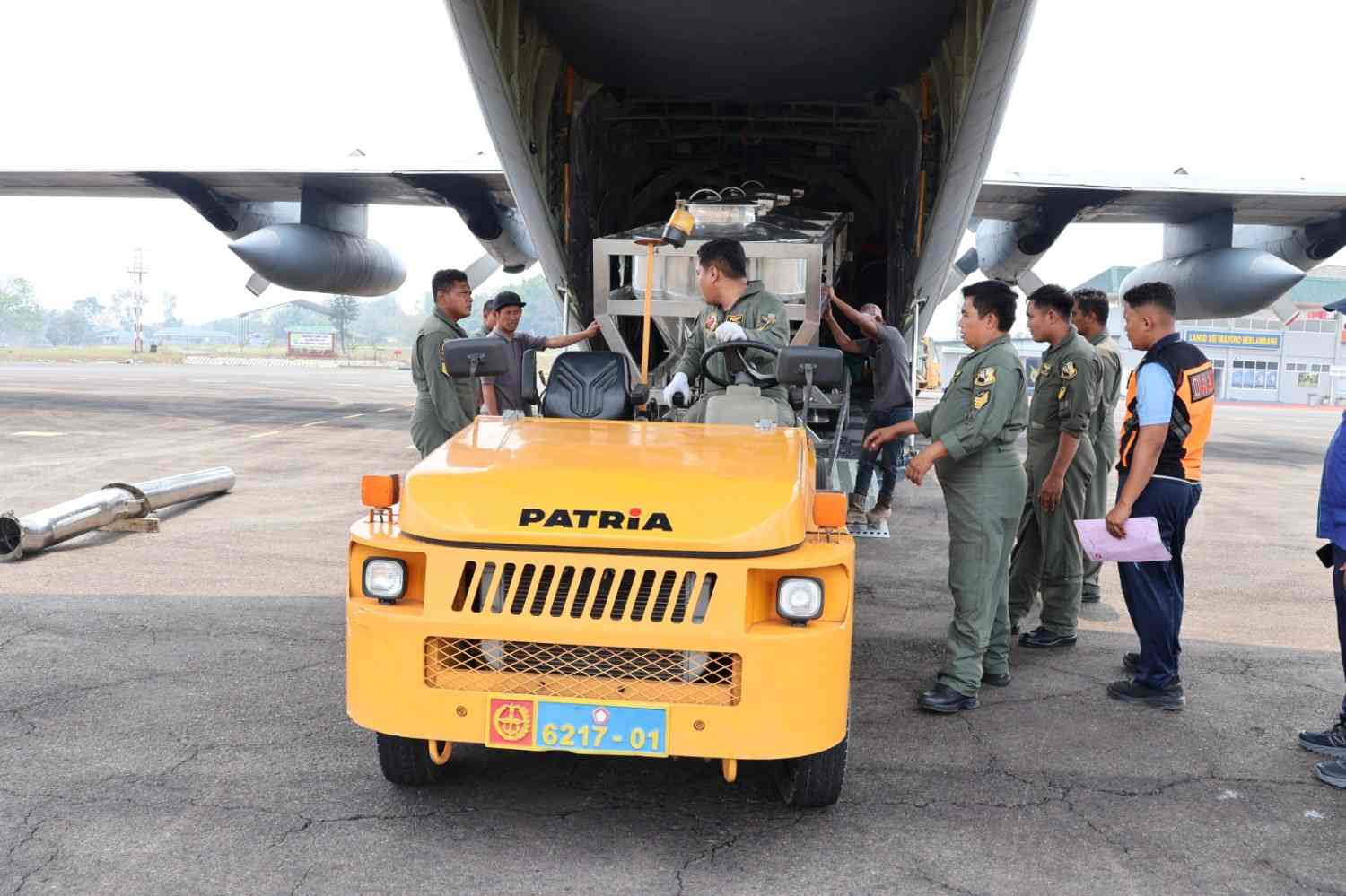 Satgas Udara Semai 7,2 Ton Bahan Modifikasi Cuaca di Palembang