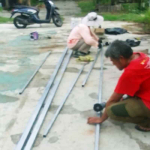 Daripada Gelap Terus, Warga Perum Kirana Patungan Tenaga Pasang Tiang Lampu