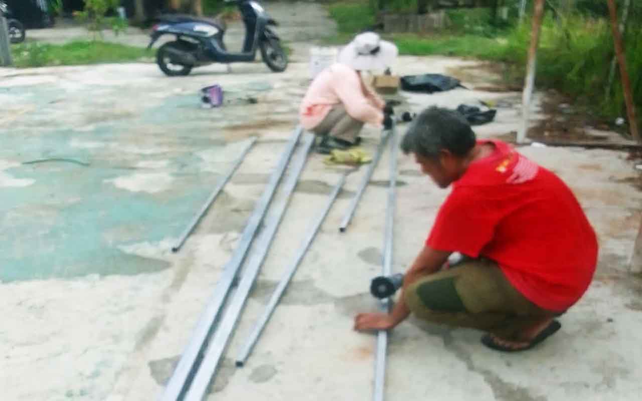 Daripada Gelap Terus, Warga Perum Kirana Patungan Tenaga Pasang Tiang Lampu 1 Daripada Gelap Terus, Warga Perum Kirana Patungan Tenaga Pasang Tiang Lampu